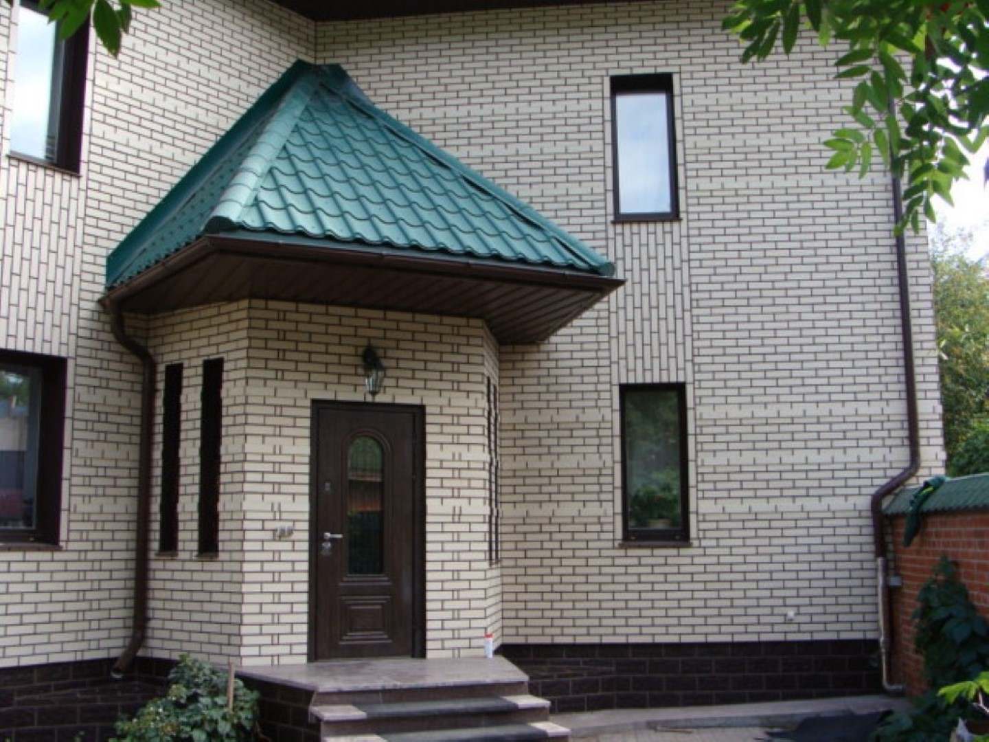 fatada casa realizata cu caramida decorativa